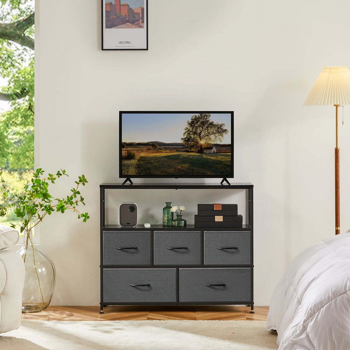Cómoda soporte para TV MCQ con 5 cajones de almacenamiento de tela, consola multimedia con estante abierto para TV, unidad de entretenimiento compacta para dormitorio, sala de estar u organización de residencia estudiantil